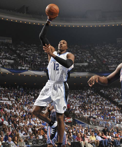 篮球勇士替补中锋贡献关键篮板（勇士替补内线摘下制胜篮板）