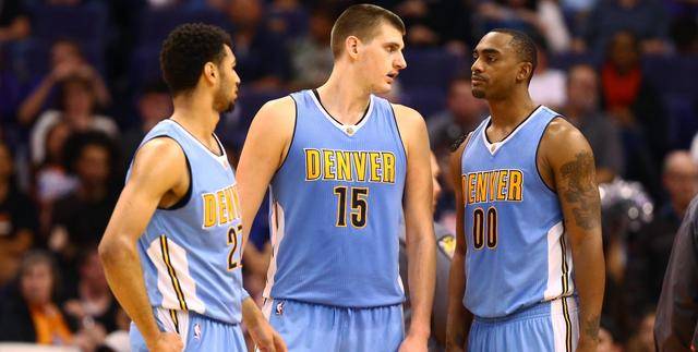 篮球对决：马刺与鹈鹕半场三分球表现分析（半场三分看点：马刺与鹈鹕投射表现对比）