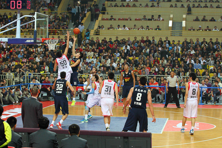 麦卡前女友：被麦卡甩掉后一个月，他和我朋友好了还带着我的狗（麦卡前女友爆料：分手仅一个月，他就和我朋友在一起还把我的狗带走）